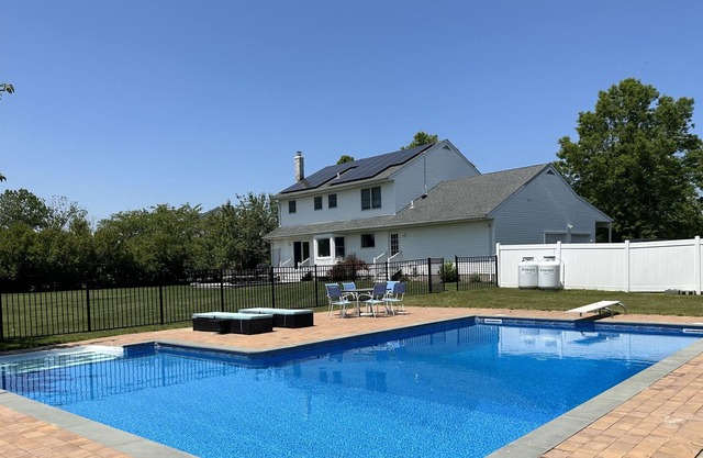 Riverhead Heated Pool Oasis near Lavender Fields, Splish Splash and Tanger Mall