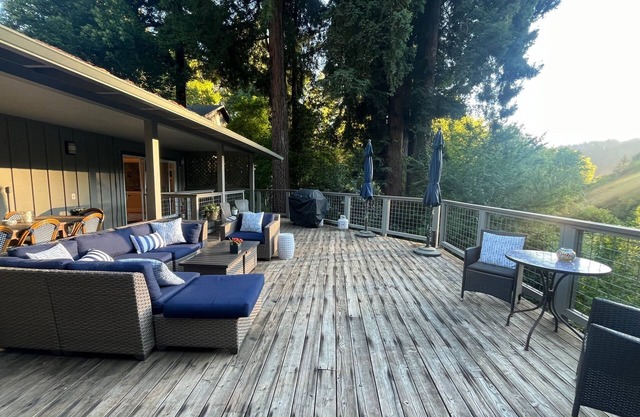 Riverfront: Expansive Deck w/Scenic View & Hot Tub