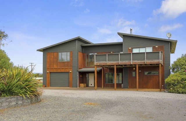 Riverpark Paradise - Kuratau Holiday Home