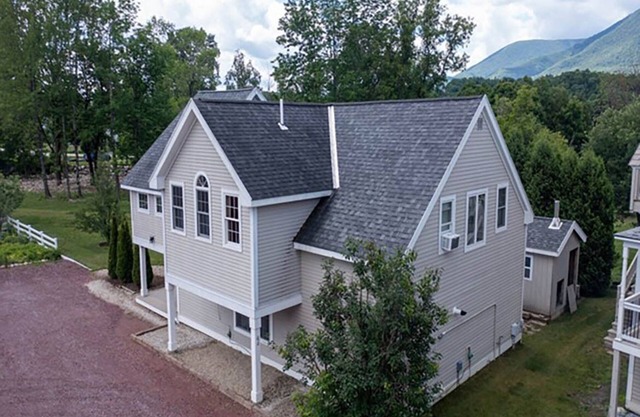 Rivers Edge 2-bedroom house in Manchester with WiFi, AC on second floor.