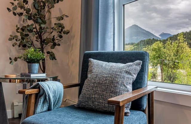 Rivers Edge | Mtn Views | AC | BBQ | King Bed