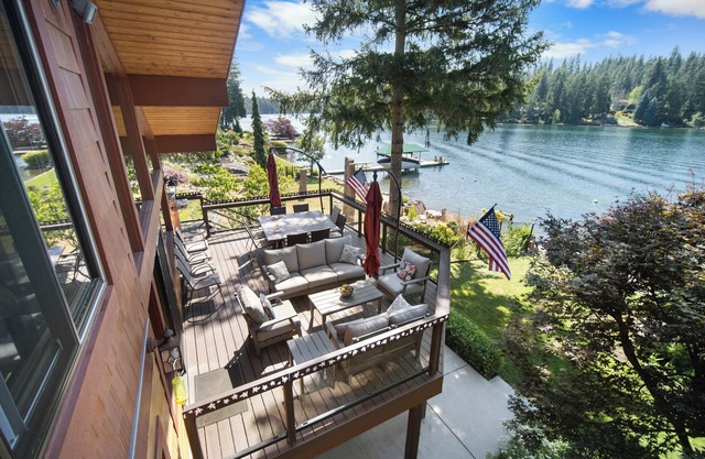 Rivers Edge Retreat, Waterfront Estate on the Spokane River, Private Dock