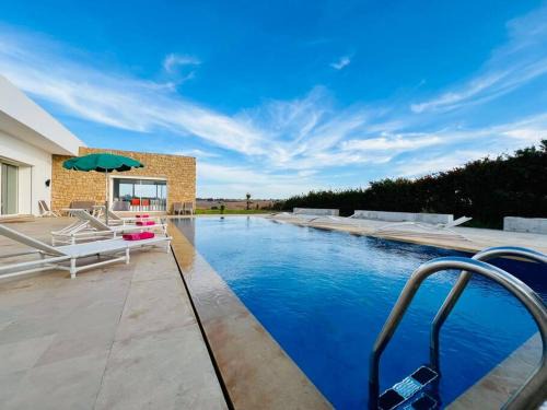 Riverside 3BR Farm - Pool & Stunning Views