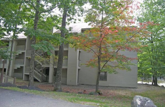 Riverside, AC, deck, pool, swimming hole, tennis. RE304 by LRS