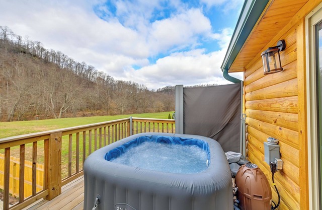 Riverside Beattyville Cabin w/ Kayaks & Fire Pit!