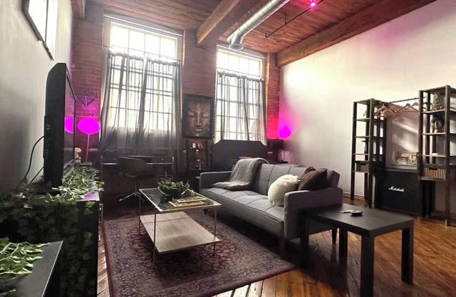 Riverside Boho Artist's Loft Downtown