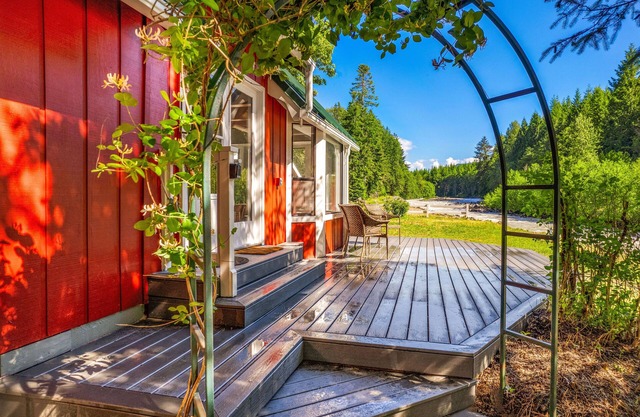 Riverside cabin near Mount Rainier with hot tub!