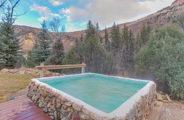 Riverside Kabine mit gemeinsamen Whirlpools, in der Nähe Skifahren, Angeln und vieles mehr!