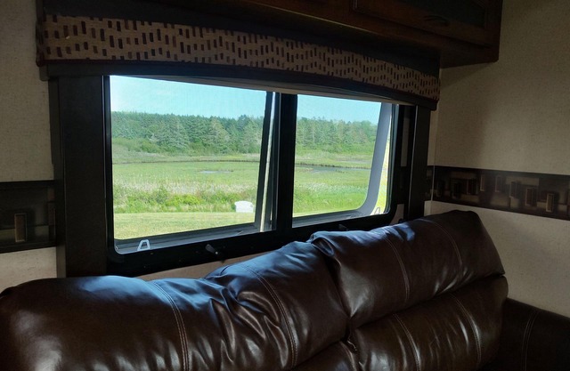 Riverside Camper in Mavillette - Cozy and Modern