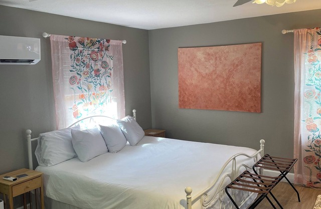 Riverside Casita: semi-private pool, spa, dock, garden oasis, 5 min to downtown!