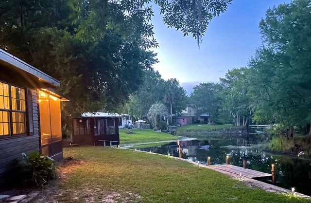 Riverside Chic 180° water views - fish/boat/kayak - pet friendly