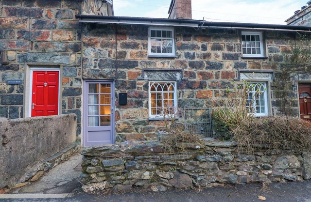 RIVERSIDE COTTAGE, pet friendly, with open fire in Beddgelert