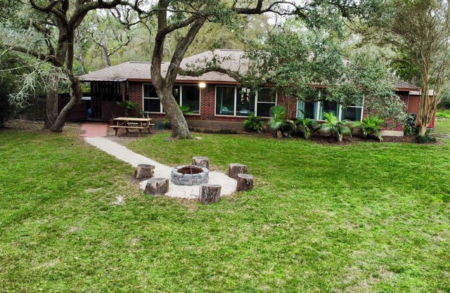 Riverside country retreat with easy access to all that Houston has to offer