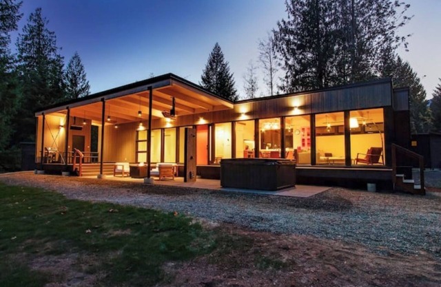 Riverside Escape / Hot Tub