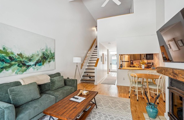 Riverside Getaway: 1br, fireplace, a/c, decks w/ river views, free ski shuttle, walkable to Village!