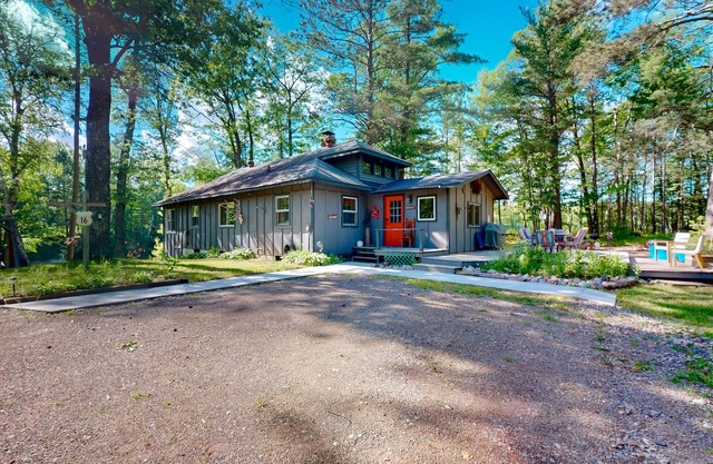 Riverside Home with Firepit, Gas Grill, and Washer/Dryer