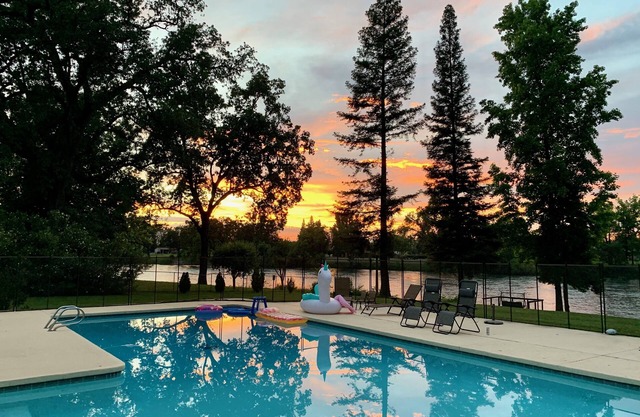 Riverside Holiday House + Cottage Cool off in the Pool & Hot Tub. Sleeps 12