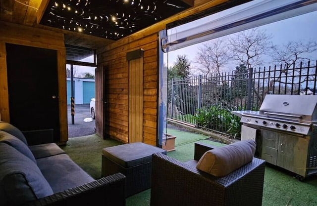 Riverside- Hot Tub- Free Parking- CBD