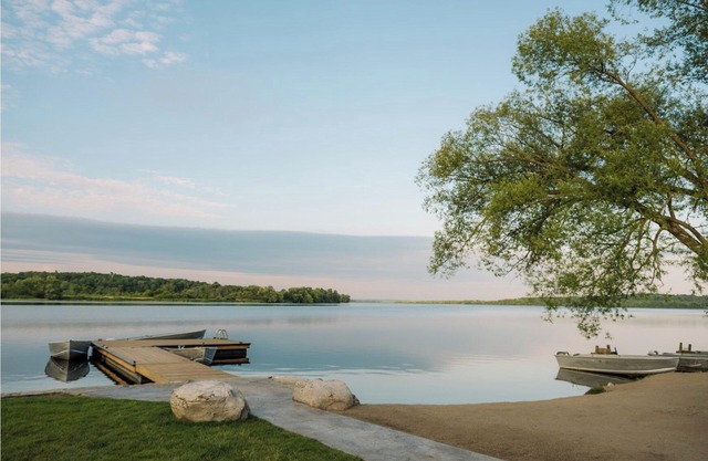 Riverside House: riverfront vacation home with private dock.