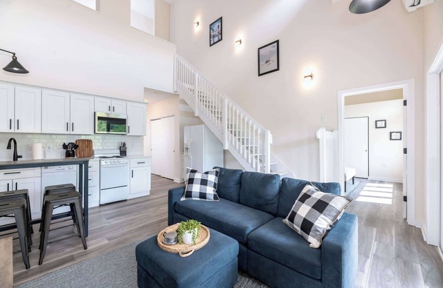 Riverside Lodge Condo with Mountain Views!