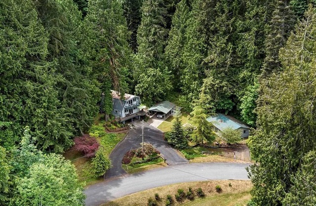 Riverside luxury, with a hot tub, in the woods.