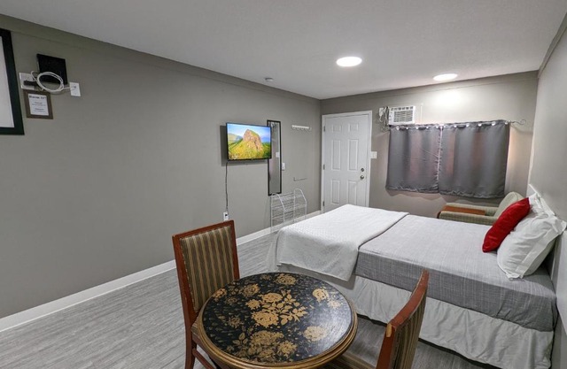 Riverside Motel & Suites