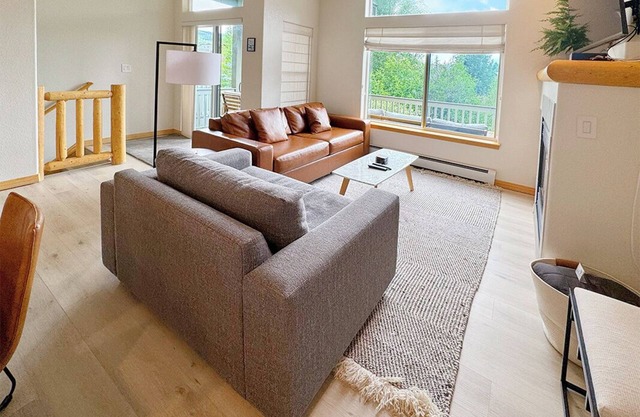 Riverside mountain getaway, million dollar views, ground access, attached garage