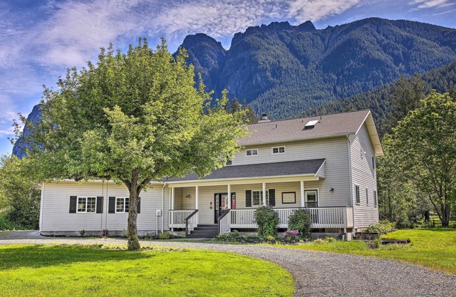 Riverside North Bend Oasis: Stunning Mountain View