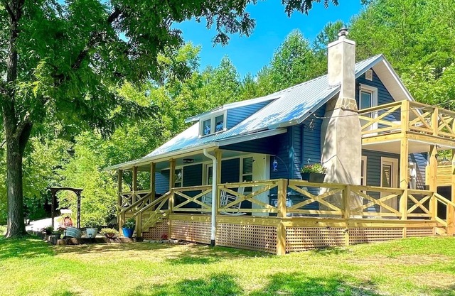 Riverside Relaxer Cottage w/Hot Tub+LRG deck+fireplace, w/ Little TN River View