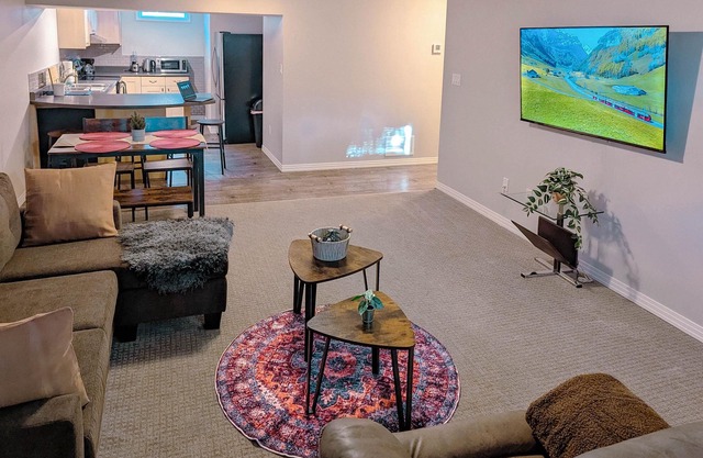 Riverside Retreat: 2 Bed 1 Bath Guesthouse in Highlands with workspace!
