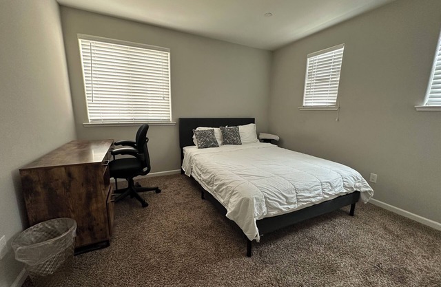 Riverside Retreat - 5 bedroom & 3 Bathroom with Wifi, AC, Washer & Dryer!