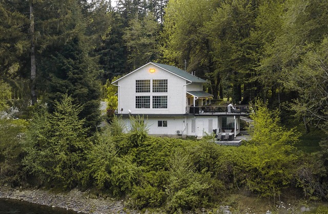 Riverside Retreat - Skagit River with hot tub+fire pit+views