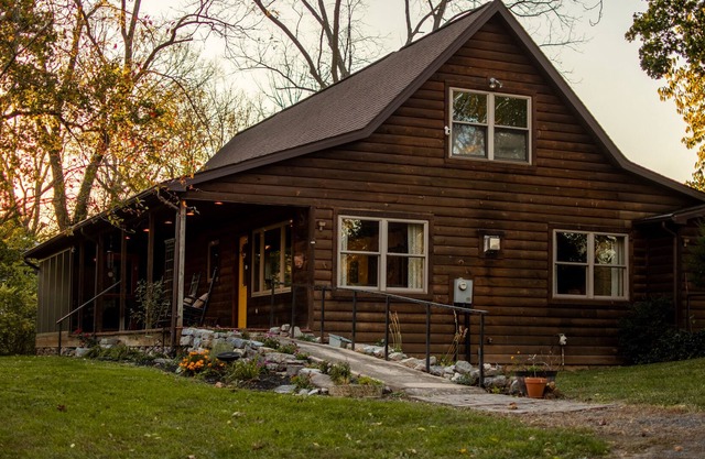 Riverside Retreat -- Waterfront & 🐕 Pet-friendly cabin!