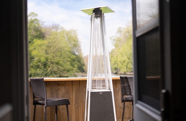 Chateau on the River with Wifi/Bell TV / Crave TV