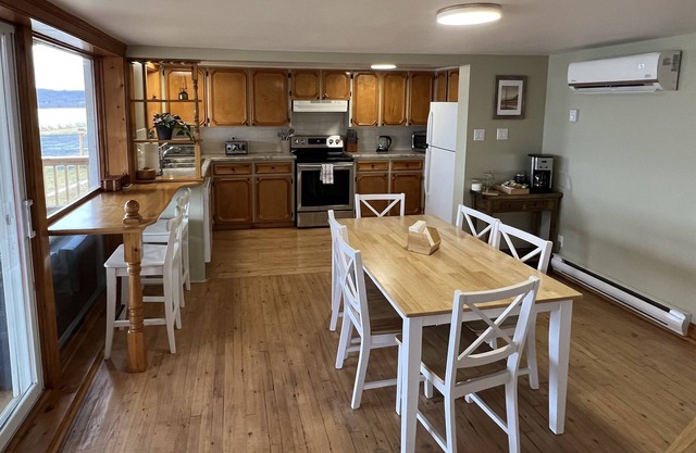 Riverside Sunrise Cabin Well appointed, family & pet friendly cabin on the river