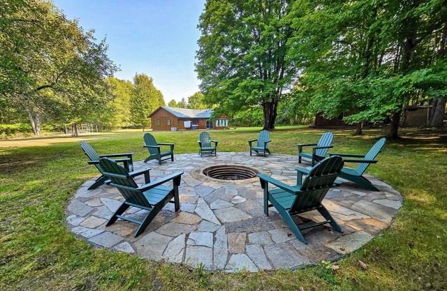 Riverside wooded home with outdoor hot tub, fire pit, gas grill & WIFI