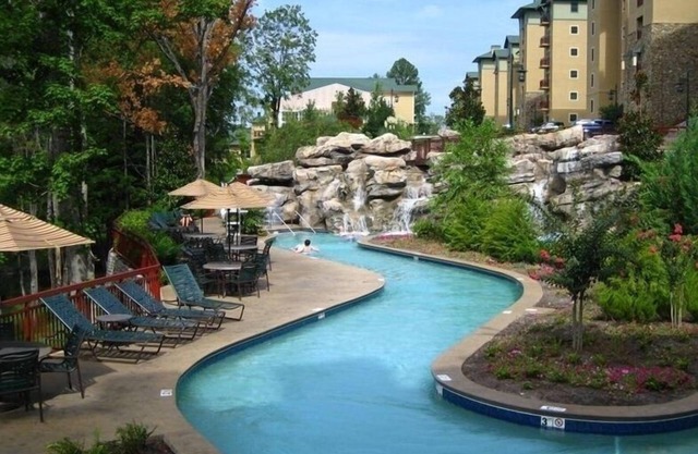 Riverstone - 2BR-Eckeinheit mit Fluss- / Berg- / Feuerwerksblick, IndoorPool, PS4, SPA
