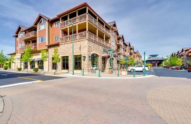 Riverstone Condo by Lake CDA~KING Bed, Walk to Shops & Dining, Close to Downtown