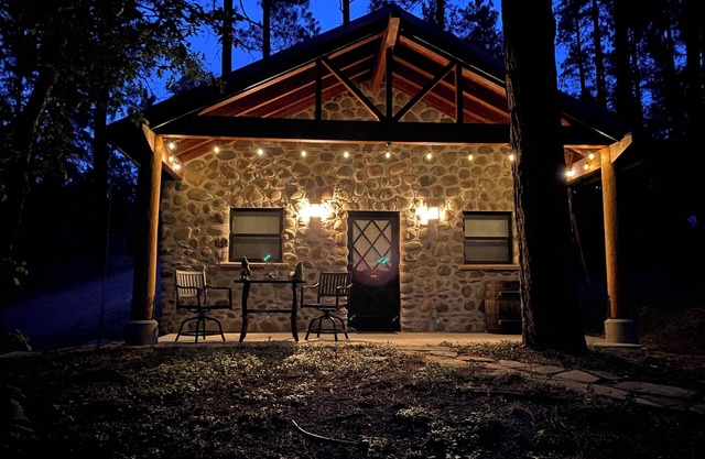 Riverstone Cottage, Bright and Airy Forest Retreat