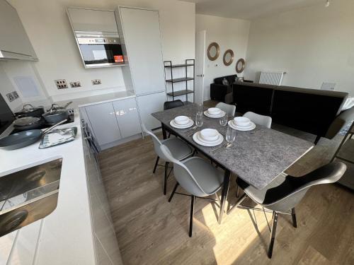 Riverview 2Bedroom 2Bathoom Airport Apartment