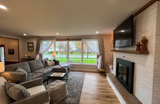 Riverview House: 13 miles to Niagara Falls and 12 miles to Buffalo