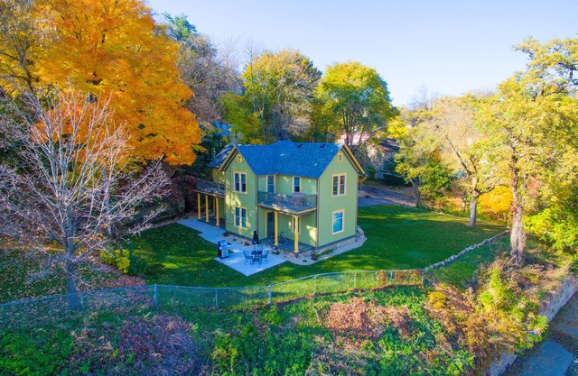 Riverview In Downtown Stillwater: Porches, Decks & Yard mit Blick auf die Main Street