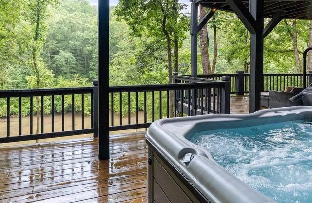 Riverview Retreat - Hot Tub/Pool Table/River Front /Fire Pit!