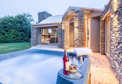 Riverview Retreat Holiday Home by MajorDomo