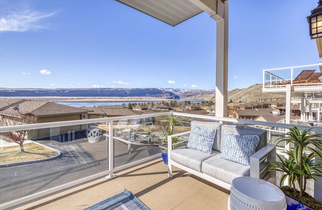 Riverview Townhome, w/ access to hot tub, pools, golf, boat launch & more!