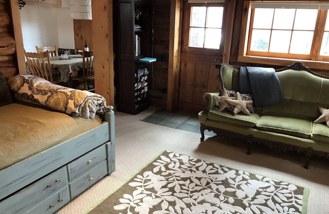 HERRLICH BEFESTIGTE LOG CABIN On Bike Path !!