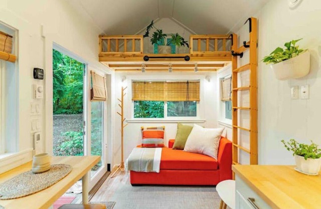 Riverwood Retreat: hot tub, outdoor sauna/shower on the Cheakamus River