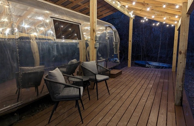 Riveted Retreat '62Airstream - 2hr Houston Dallas