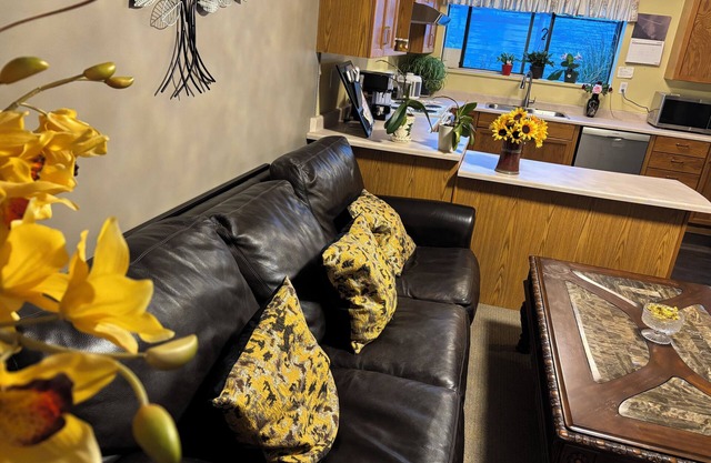 Rm 3 Quiet cozy room no stairs in a peaceful house, safe community, full kitchen