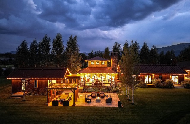 RMR: Teton Manor w/ Outdoor Oasis, Views & Pond in Wilson,WY